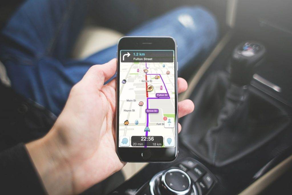 Waze usa la comunidad para crear un informe del tráfico en tiempo real y sugerir el mejor camino para tu destino.